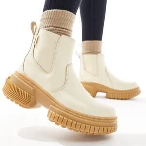 NWOB Ona Ave Waterproof Chelsea
Boot Cream Women’s size 9.5